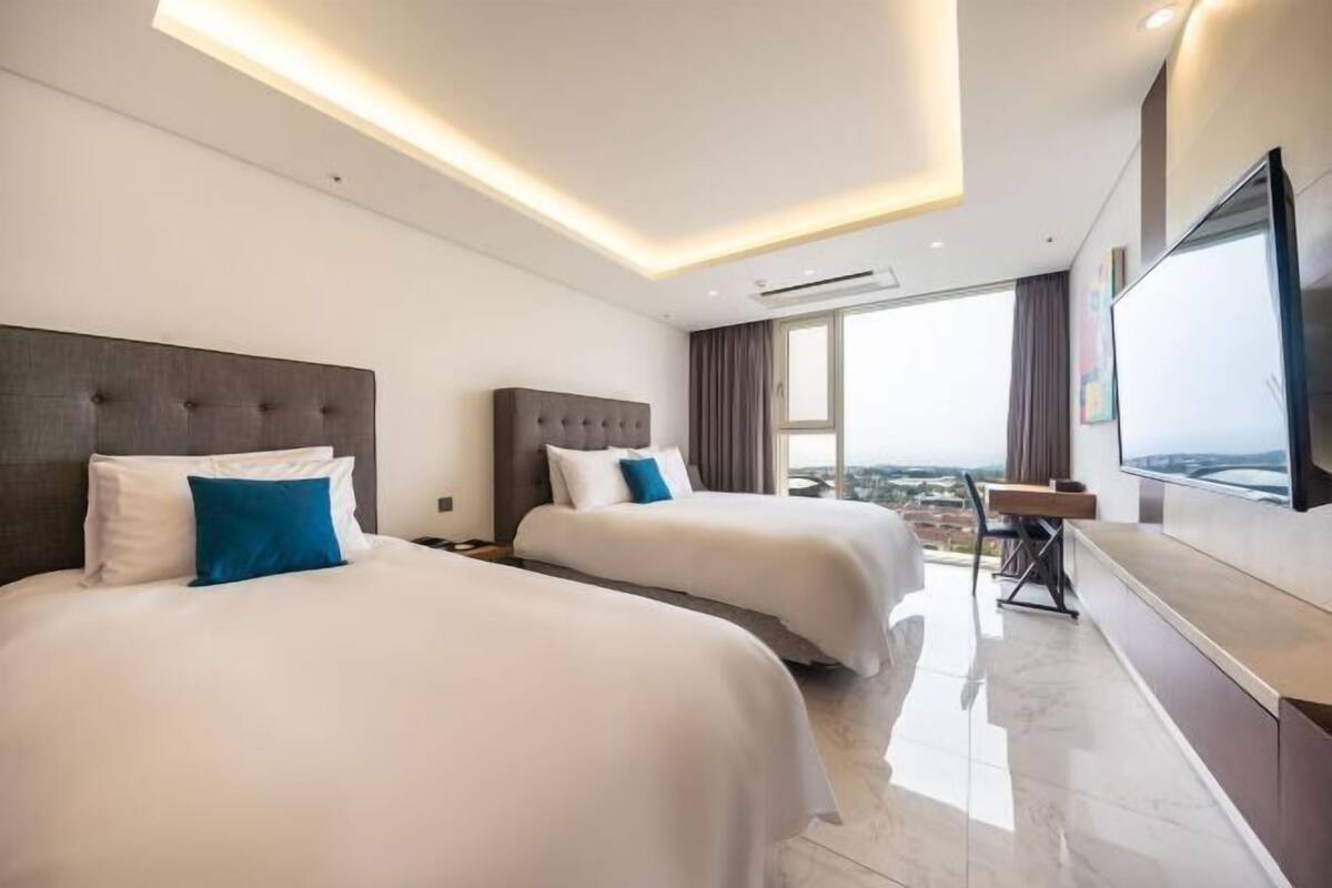Minibar, caja de seguridad en la habitación y cortinas blackout 