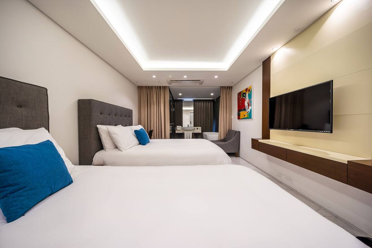 minibar, in-room safe, blackout curtains, iron/ironing board