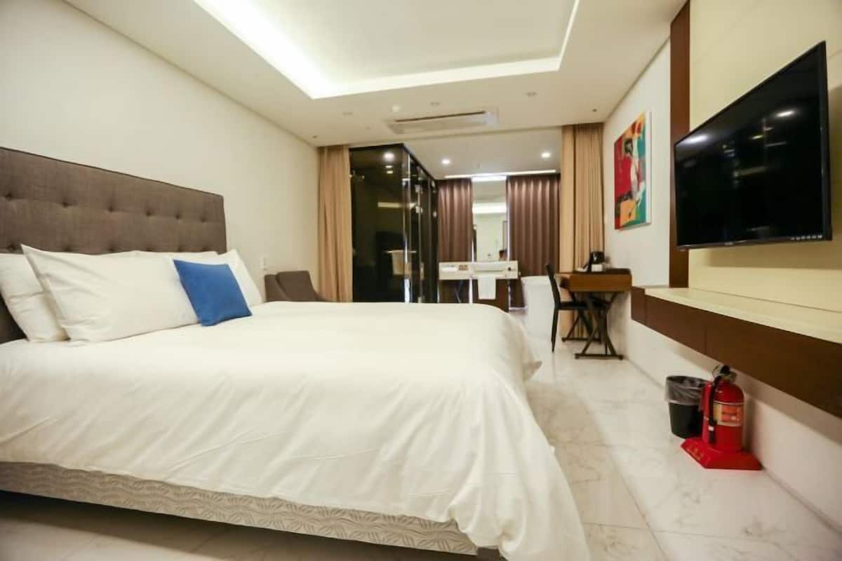 Minibar, in-room safe, blackout curtains, iron/ironing board