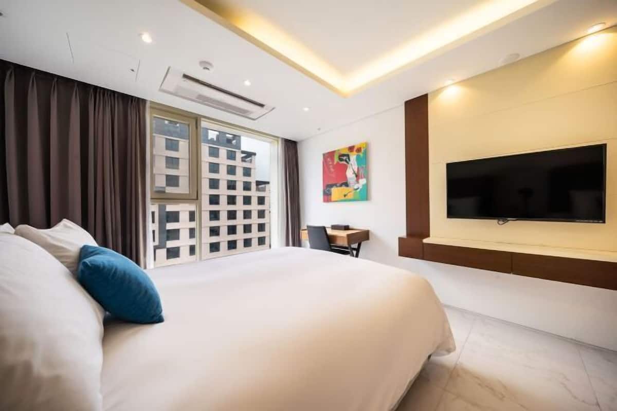 Minibar, in-room safe, blackout curtains, iron/ironing board