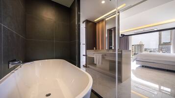 SweetMay Family Double Twin Room | Phòng tắm | Đồ dùng nhà tắm miễn phí, máy sấy tóc, dép đi trong nhà