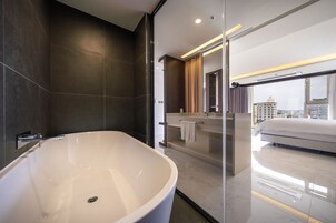 Artículos de tocador gratuitos, secador de pelo, pantuflas, bidet