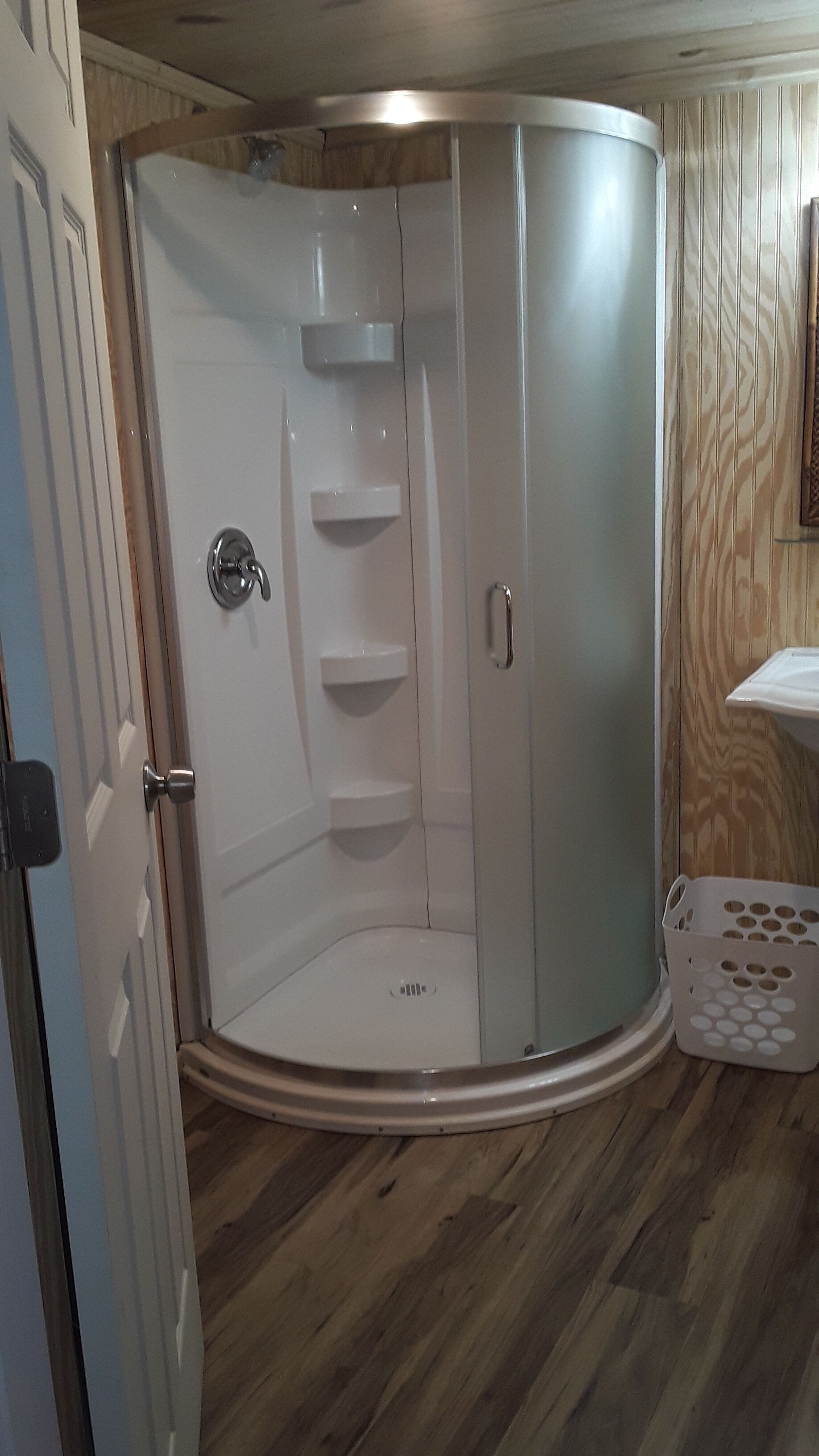 Douche, séchoir à cheveux, serviettes fournies, savon