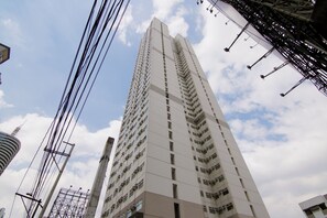Un grand immeuble moderne, avec de nombreuses fenêtres et de nombreux étages.