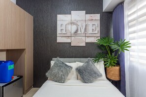 Basic Studio, City View | Premium bedding, desk, laptop workspace, blackout curtains - Buenbyahe Urban Deca Tower Edsa (Mandaluyong)