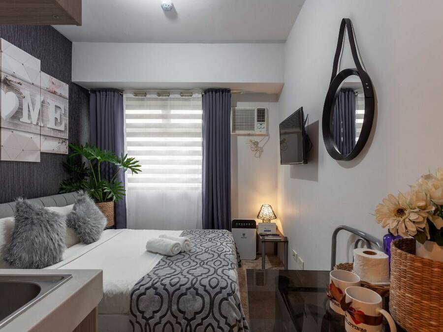 Monolocale Basic, vista città | Biancheria da letto di alta qualità, una scrivania, postazione laptop