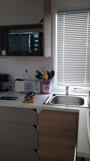 Fridge, microwave, oven, electric kettle - RENTAL MOBIL HOME LATTES LAKE REVES (Lattes)