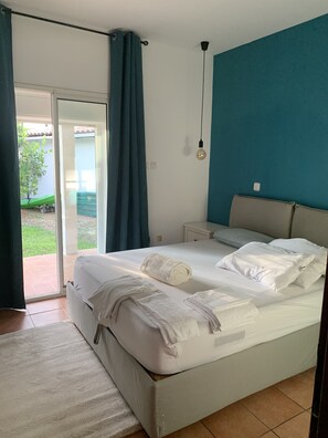 4 bedrooms, iron/ironing board, WiFi, bed sheets