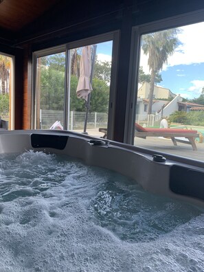 Interior - Waterfront villa with pool and jacuzzi (Borgo)