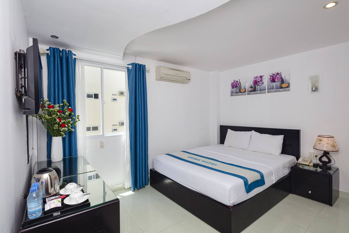 Chambre supérieure double, vue sur la ville | Coffre-fort, bureau, rideaux d’obscurcissement, accès au Wi-Fi (inclus)