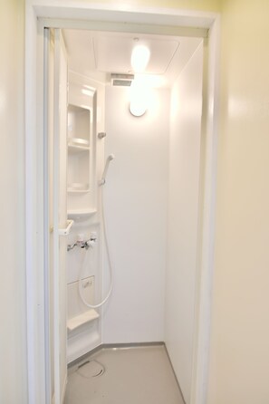 Suihku, ilmaiset hygieniatuotteet, hiustenkuivaaja, tohvelit