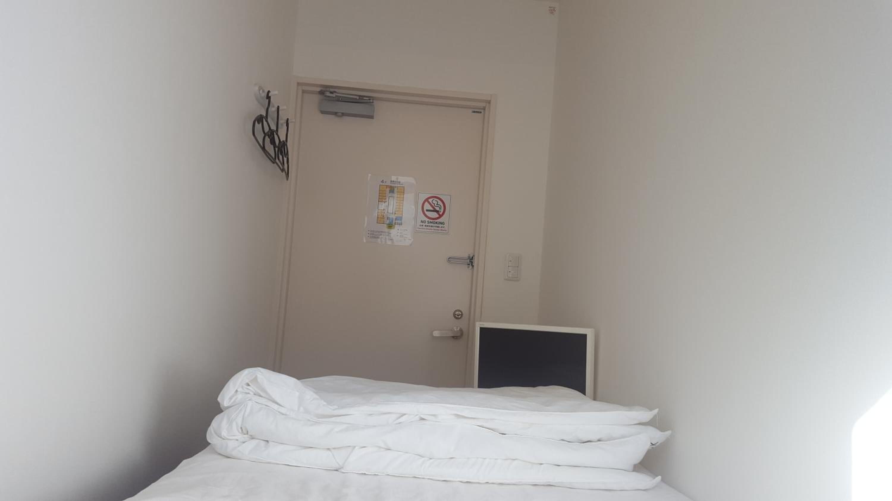 desk, laptop workspace, soundproofing, free wifi