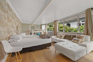 4 chambres, bureau, système d’insonorisation, fer et planche à repasser