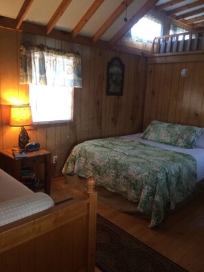 Tabla de planchar con plancha, wifi y ropa de cama