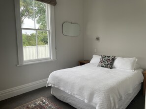 3 bedrooms, iron/ironing board, WiFi, bed sheets - La Rocque Cottage - Pretty, quiet and secluded. Short walk to the Square. (Martinborough)