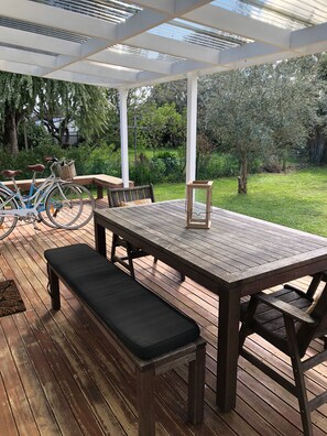 Outdoor dining - La Rocque Cottage - Pretty, quiet and secluded. Short walk to the Square. (Martinborough)