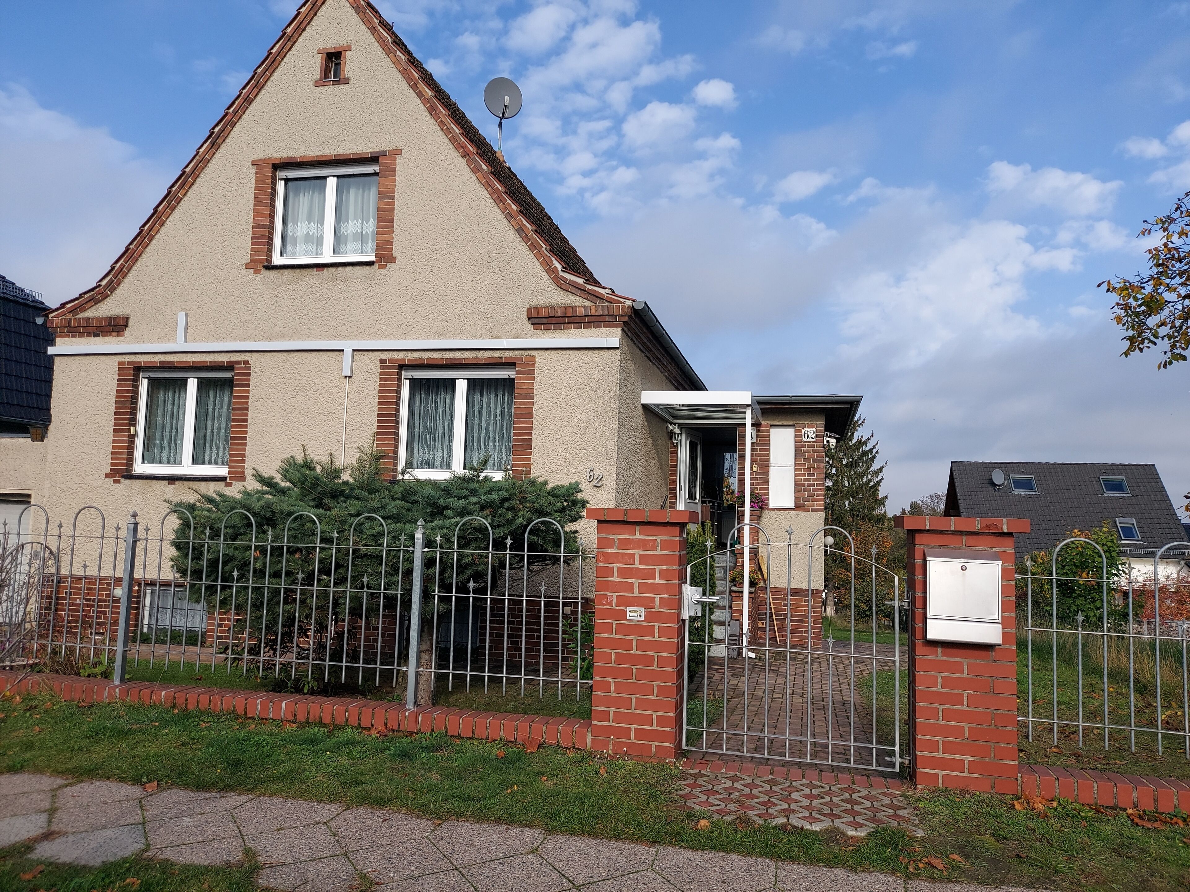 Oben sehen Sie das Wohnzimmerfenster
der Ferienwohnung.