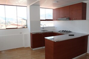 Family Quadruple Room | Private kitchen | Fridge, microwave, oven, dishwasher - Hostal Colla Wasi (Cusco)