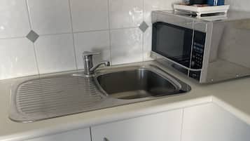 Room 4 | Private kitchenette | Fridge, microwave, coffee/tea maker, electric kettle