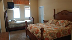 3 bedrooms, iron/ironing board, travel cot, free WiFi - Cabin by the river, room to roam. Close access to all the best. 30+ days (Ridgway)