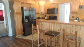 Coffee/tea maker, fridge, microwave, oven - Cabin by the river, room to roam. Close access to all the best. 30+ days (Ridgway)