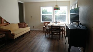 Smart TV - Cabin by the river, room to roam. Close access to all the best. 30+ days (Ridgway)