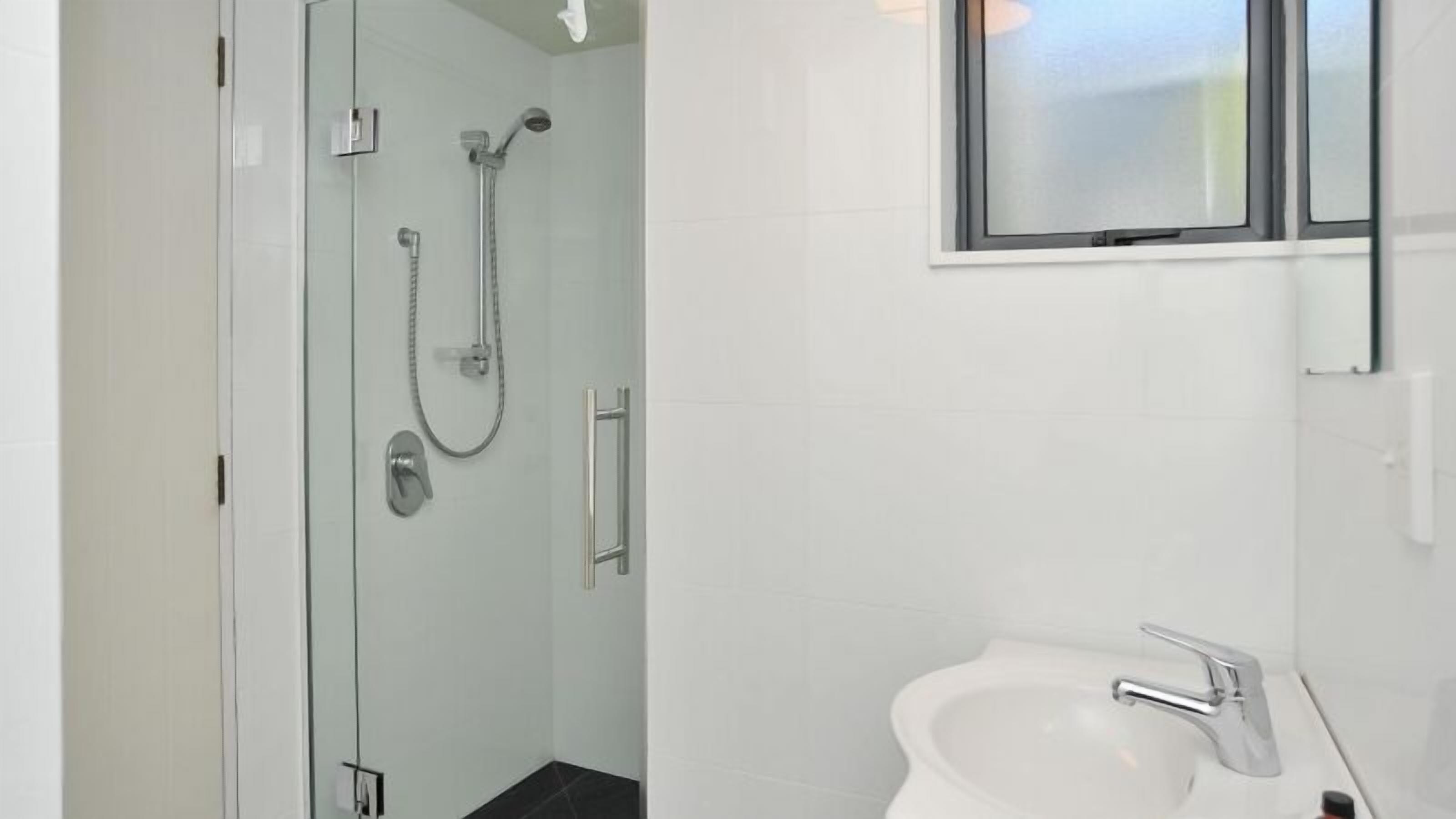 Douche, sèche-cheveux, serviettes fournies