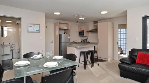 Carlton Villa 3: Central location by Hagley Park