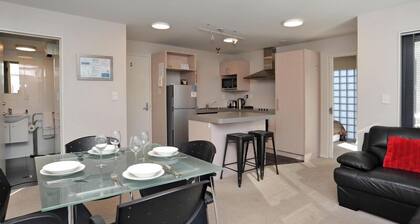 Carlton Villa 3: Central location by Hagley Park