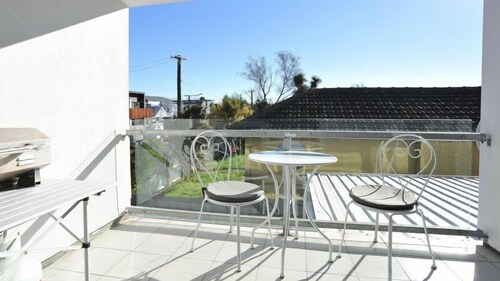 Carlton Villa 3: Central location by Hagley Park