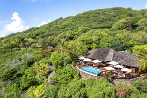 Vista frontal de la propiedad