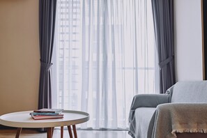 Deluxe-studiosviitti, 1 keskisuuri parisänky | Oleskelualue | Taulutelevisio, takka