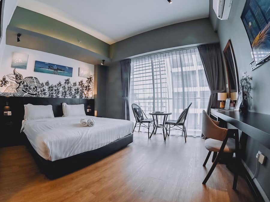 Studiosuite – deluxe, 1 queensize-seng | Skrivebord for bærbar PC, wi-fi (inkludert) og sengetøy