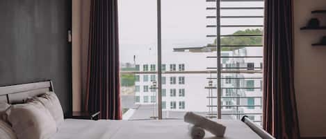 Deluxe Studio Suite, 1 Queen Bed | Laptop workspace, free WiFi, bed sheets