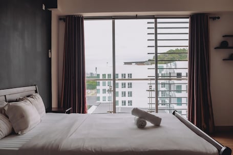 Espacio para trabajar con laptop, wifi gratis y ropa de cama