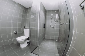 Bruser, hårtørrer, bidet, håndklæder