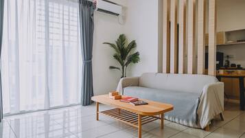 Suite monolocale Deluxe, 1 letto queen | Area soggiorno | TV a schermo piatto, caminetto