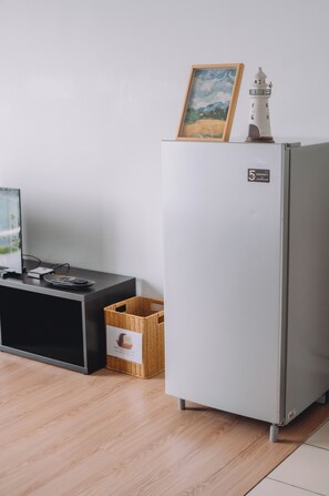 Deluxe Studio Suite, 1 Queen Bed | Laptop workspace, free WiFi, bed sheets