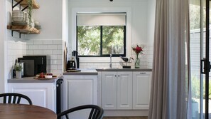 Microwave, coffee/tea maker, toaster - Goldfield @ Bodhi Cottage 4- a tranquil retreat 5 mins from Daylesford (Daylesford)