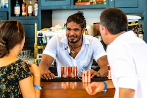 3 bares, bar en la piscina, bar junto a la piscina