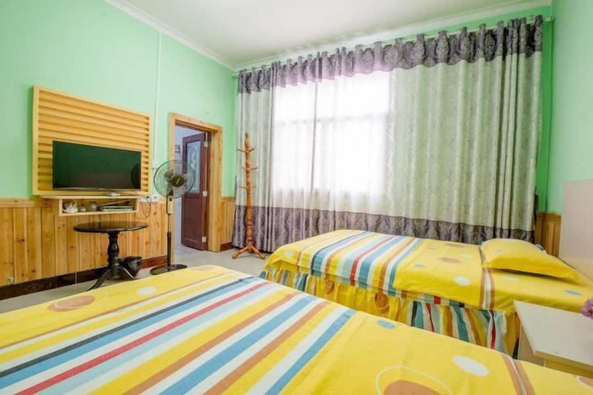 Blackout drapes, WiFi (free), bed sheets