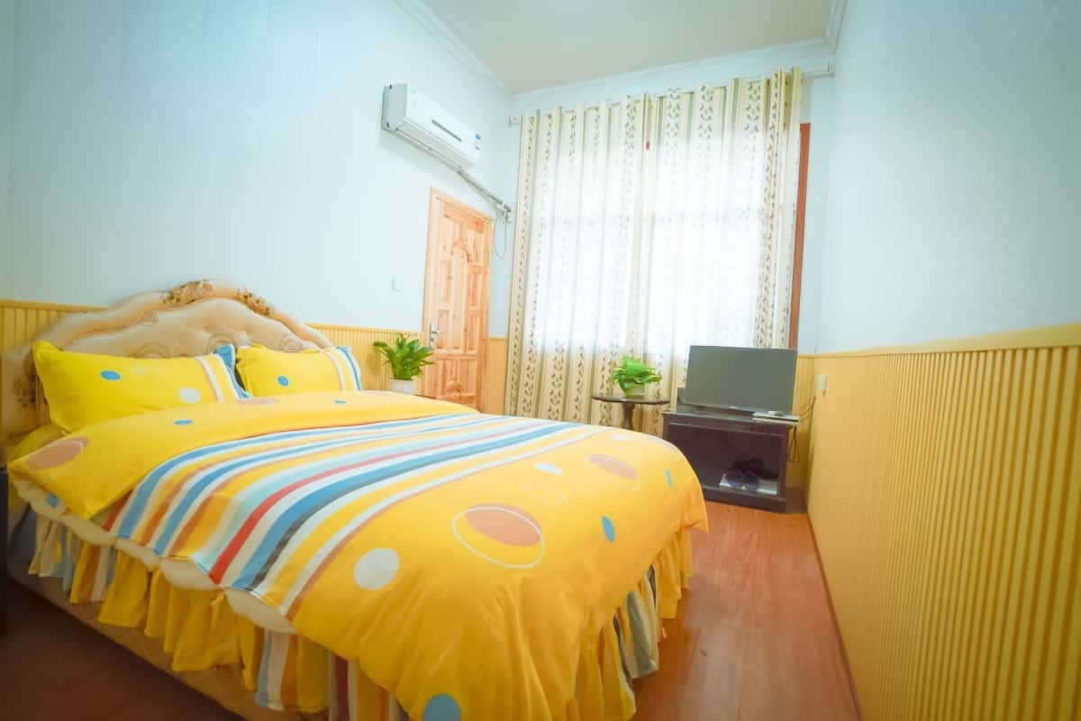 Single Room, Non Smoking | Blackout drapes, WiFi (free), bed sheets