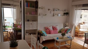 Smart TV, mesa de pingue-pongue, livros