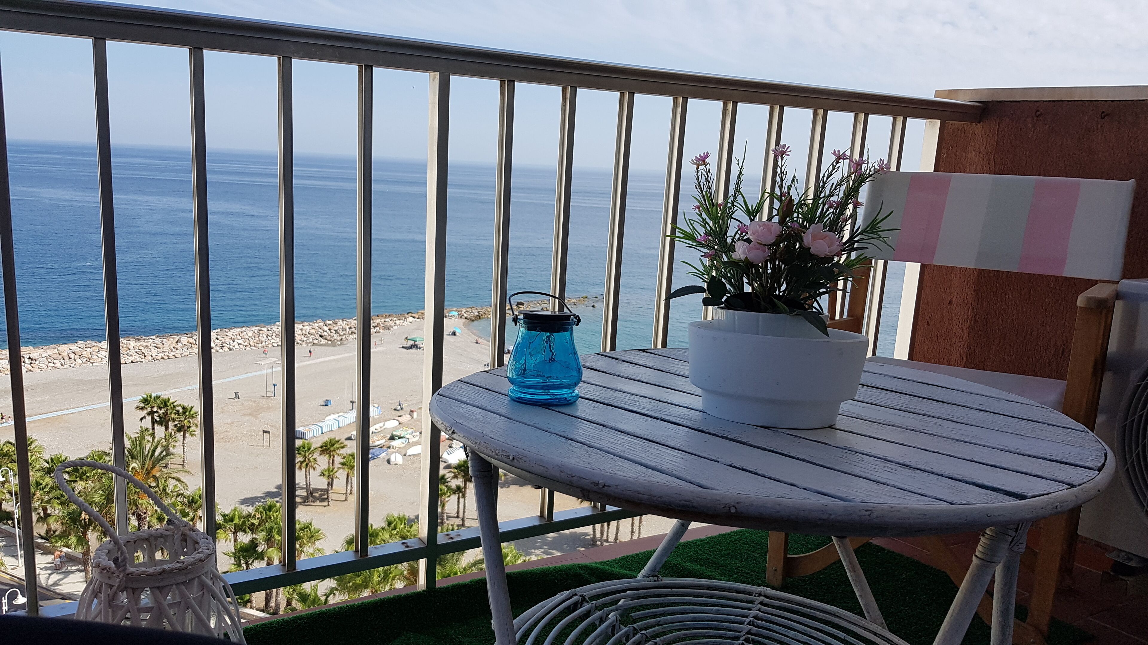 Un balcón con vista a la playa y al océano.