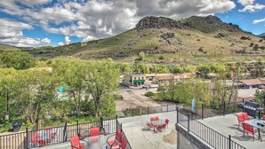 Un espace patio avec des sièges extérieurs et une vue sur une montagne.
