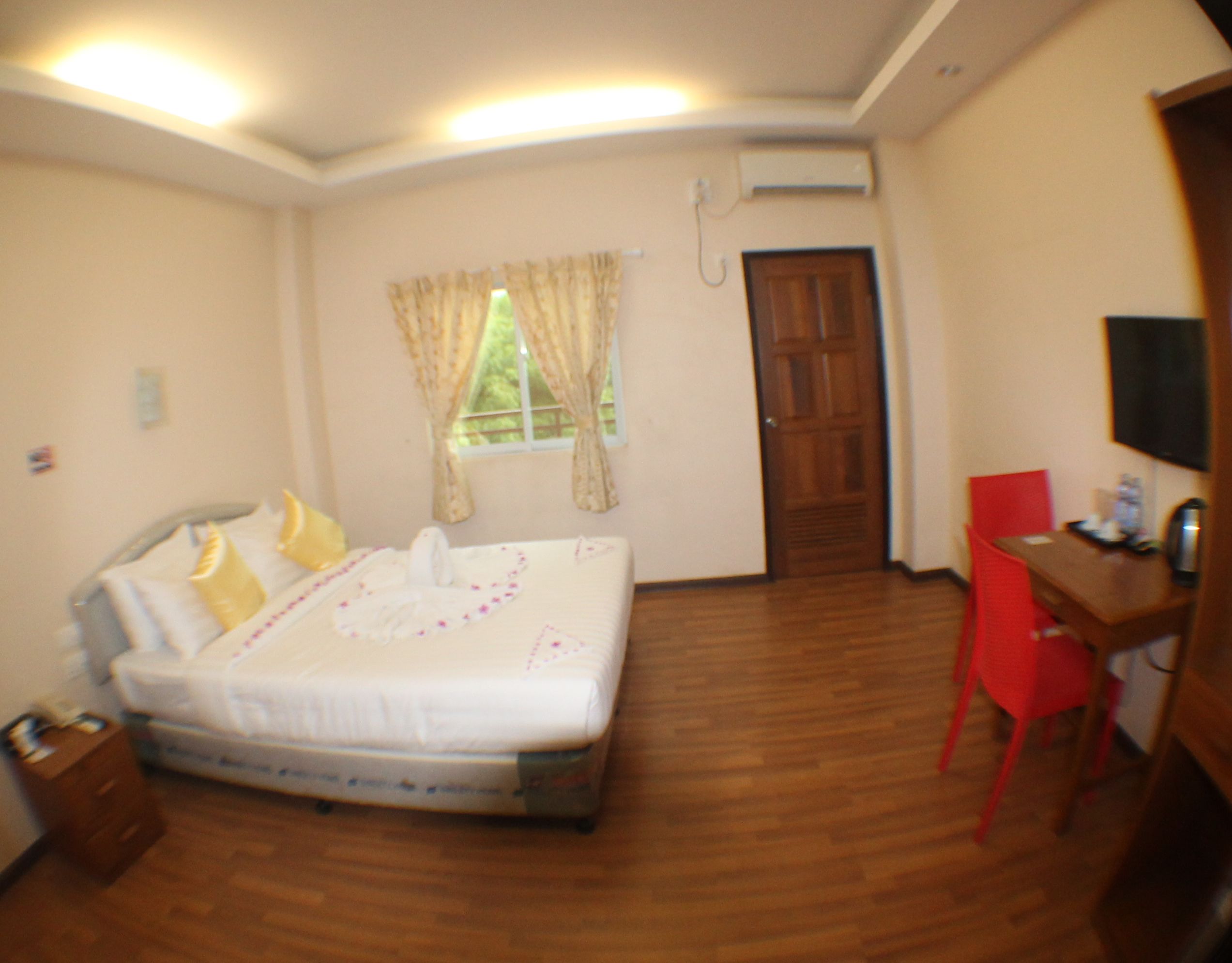 Habitación superior con 1 cama doble o 2 individuales | Wifi gratis, ropa de cama, accesible en silla de ruedas