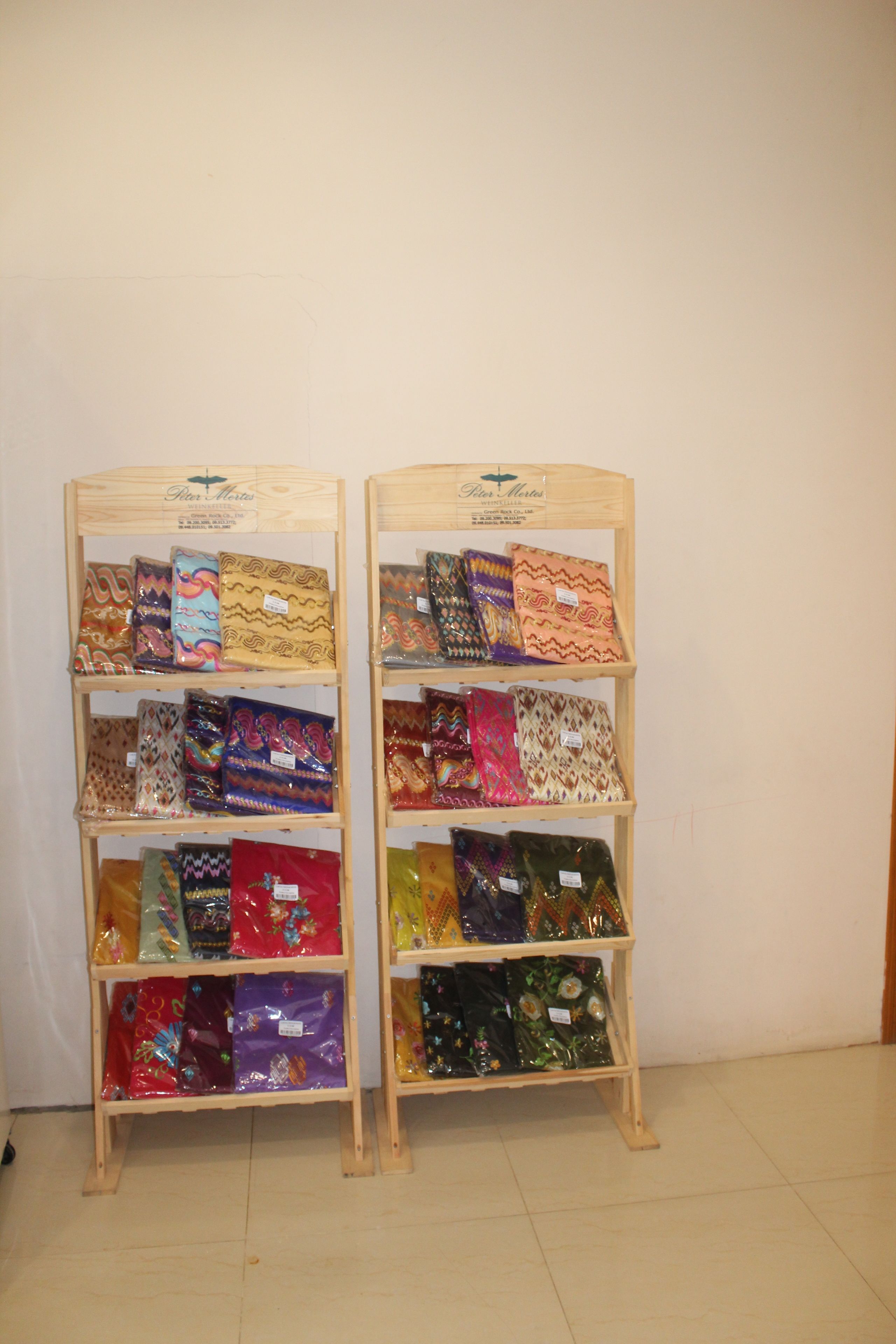 Dos repisas de madera con estampados coloridos de tela.