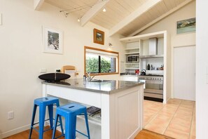 Fridge, microwave, oven, stovetop - Rabbit Cottage Mt Maunganui (Mt Maunganui)