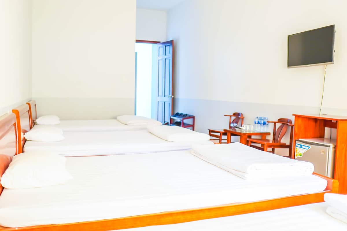 Family Quadruple Room | Desk, free WiFi