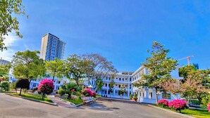 A hotel with a central courtyard, surrounded by trees and colorful flowers. - Bo Xay Dung Vung Tau (Ho Chi Minh City)